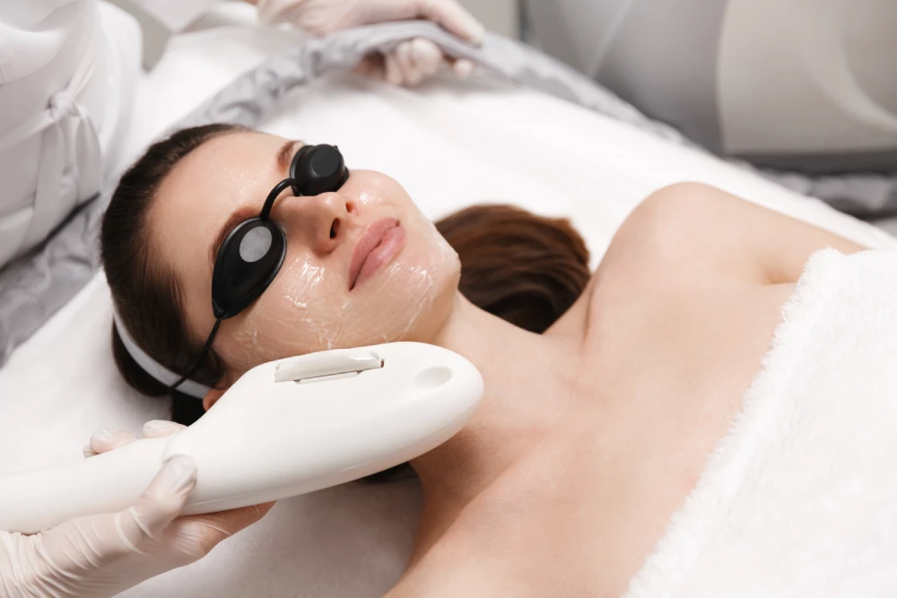 A woman receiving a BBL session to treat rosacea.