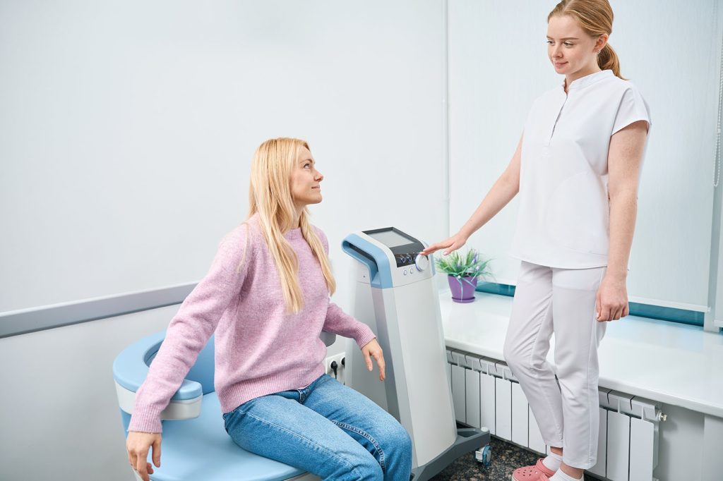 Doctor consulting patient about body contouring treatment options.